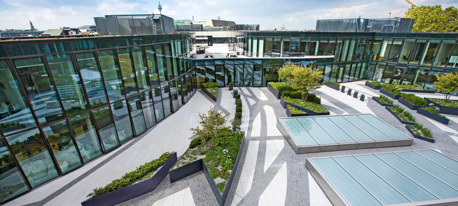 Courtyard with dynamically designed pattern and plantbeds